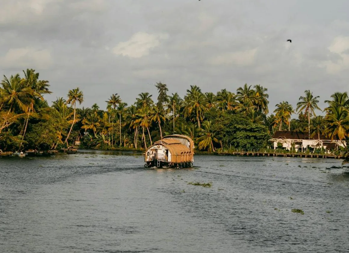 Alleppey vs Kumarakom — Kerala travel guide